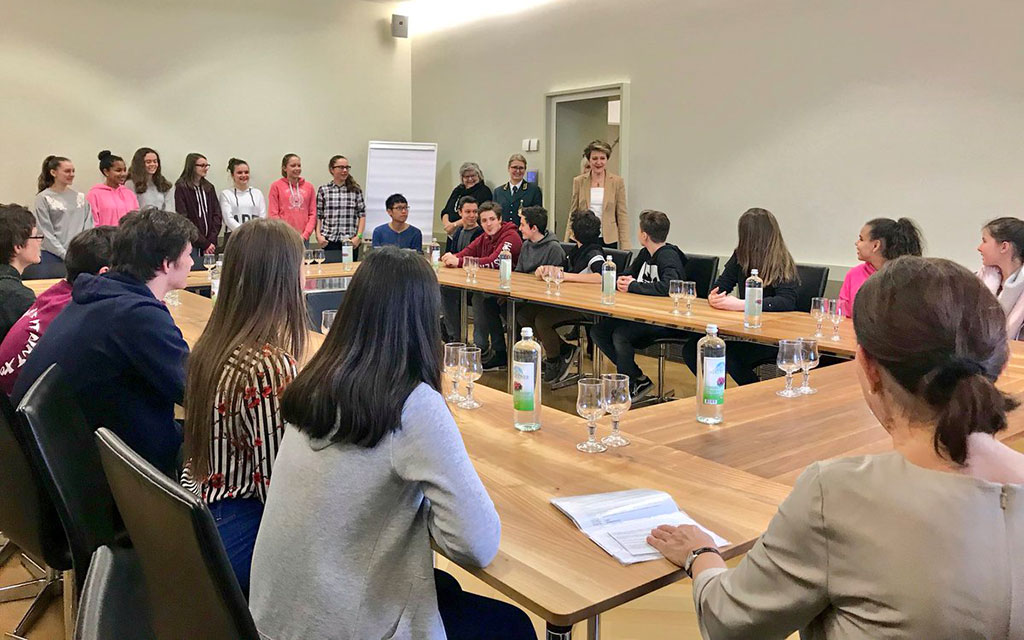 Schülerinnen und Schüler singen die Landeshymne und begrüssen Bundesrätin Sommaruga