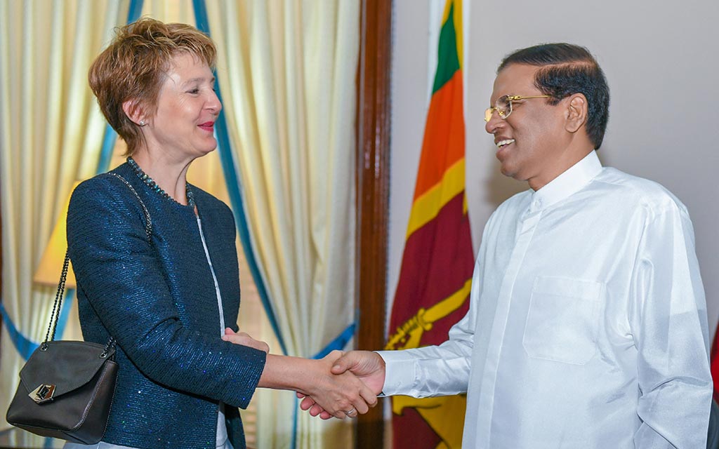 Federal Councillor Simonetta Sommaruga is welcomed by Maithripala Sirisena, President of Sri Lanka