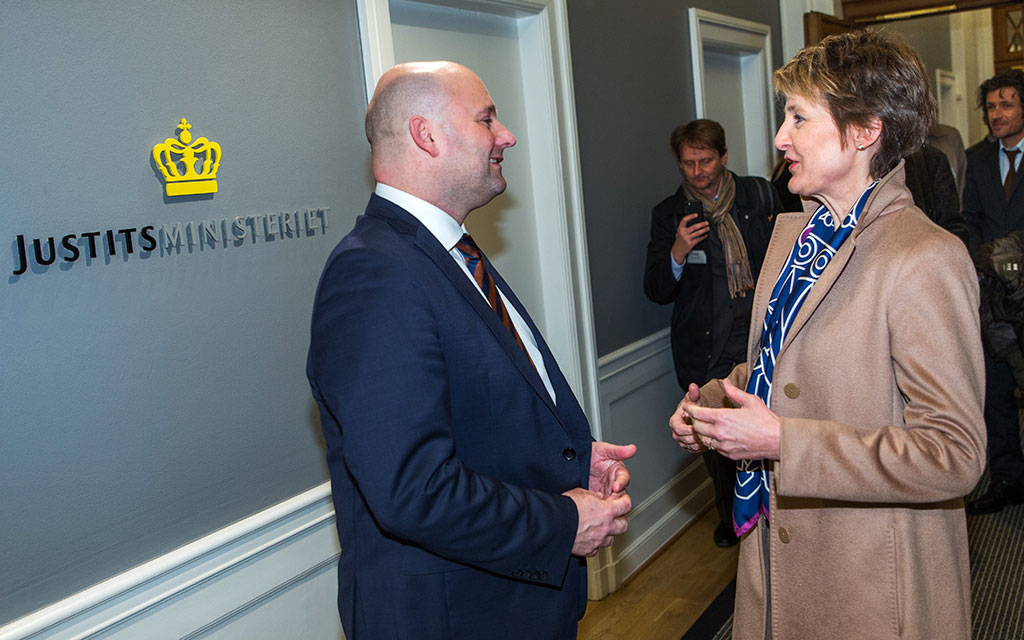 La conseillère fédérale Simonetta Sommaruga en discussion avec le ministre danois de la justice Søren Pape Poulsen