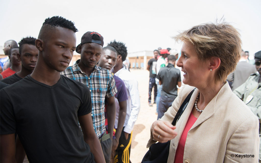 La conseillère fédérale Simonetta Sommaruga visite un centre d’accueil et de transit pour migrants de l’Organisation internationale pour les migrations à Agadez. Sur l’image, elle discute avec de jeunes migrants.