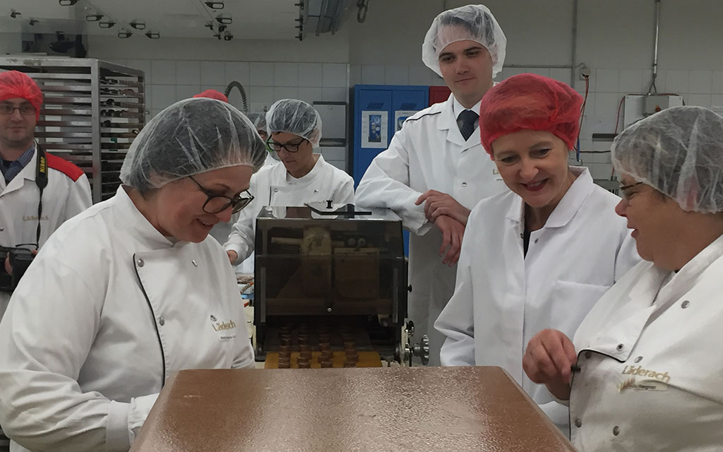 Festa del lavoro:la consigliera federale Simonetta Sommaruga ha incontrato il personale della fabbrica di cioccolato Läderach a Ennenda (GL)