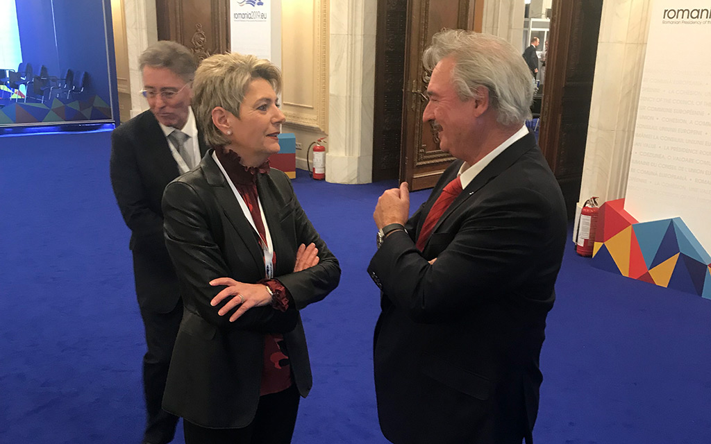 La consigliera federale Karin Keller-Sutter con Jean Asselborn, ministro lussemburghese per l’immigrazione e l’asilo