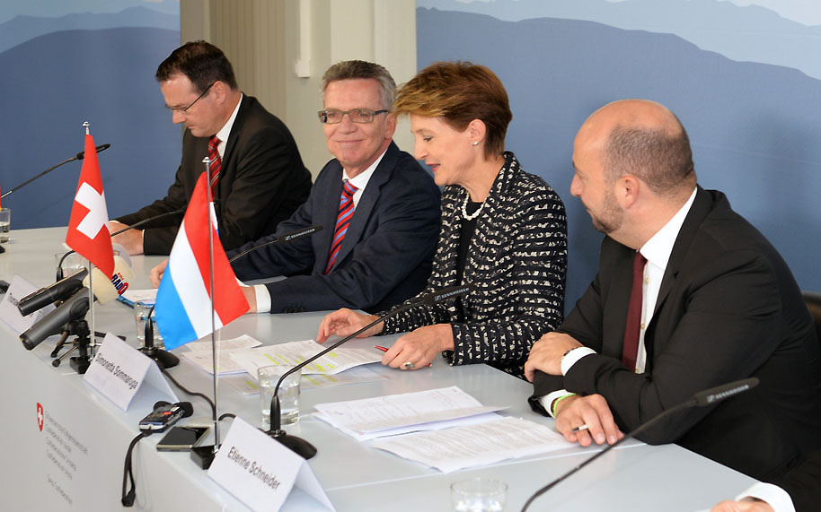 Medienkonferenz im Testbetrieb für beschleunigte Asylverfahren. Von links nach rechts: Thomas Zwiefelhofer (Liechtenstein), Thomas de Maizière (Deutschland), Simonetta Sommaruga (Schweiz) und Etienne Schneider (Luxemburg)