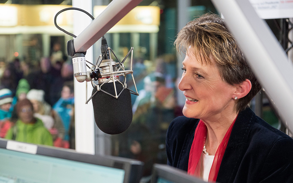 Bundespräsidentin Simonetta Sommaruga zu Gast in der Glasbox von "Jeder Rappen zählt" auf dem Bundesplatz in Bern