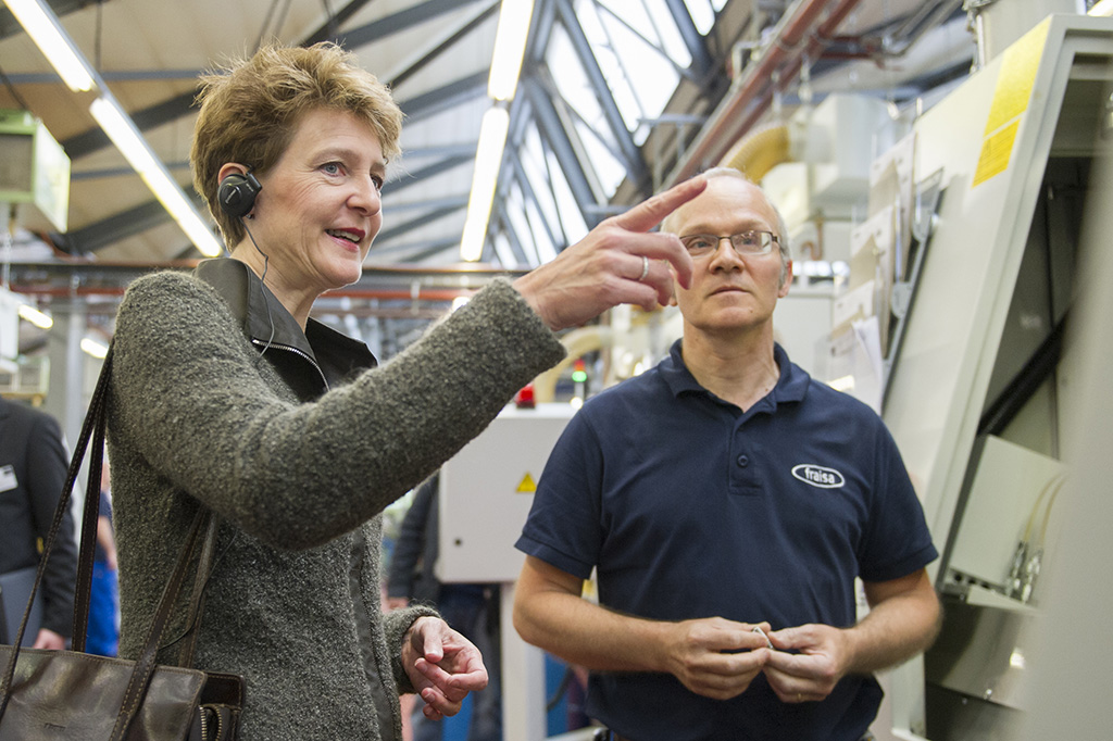 Fête du travail: la conseillère fédérale Simonetta Sommaruga en visite dans l’entreprise Fraisa SA, à Bellach (Photo: Keystone)