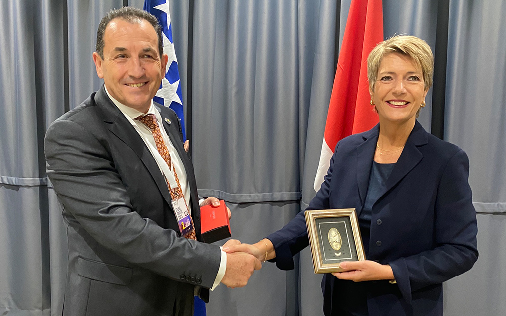La consigliera federale Karin Keller-Sutter con il ministro bosniaco della sicurezza Selmo Cikotić.