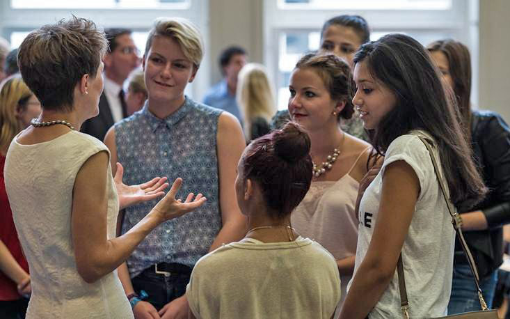 La presidente della Confederazione Simonetta Sommaruga s’intrattiene con alcuni studenti (foto: Easyvote)