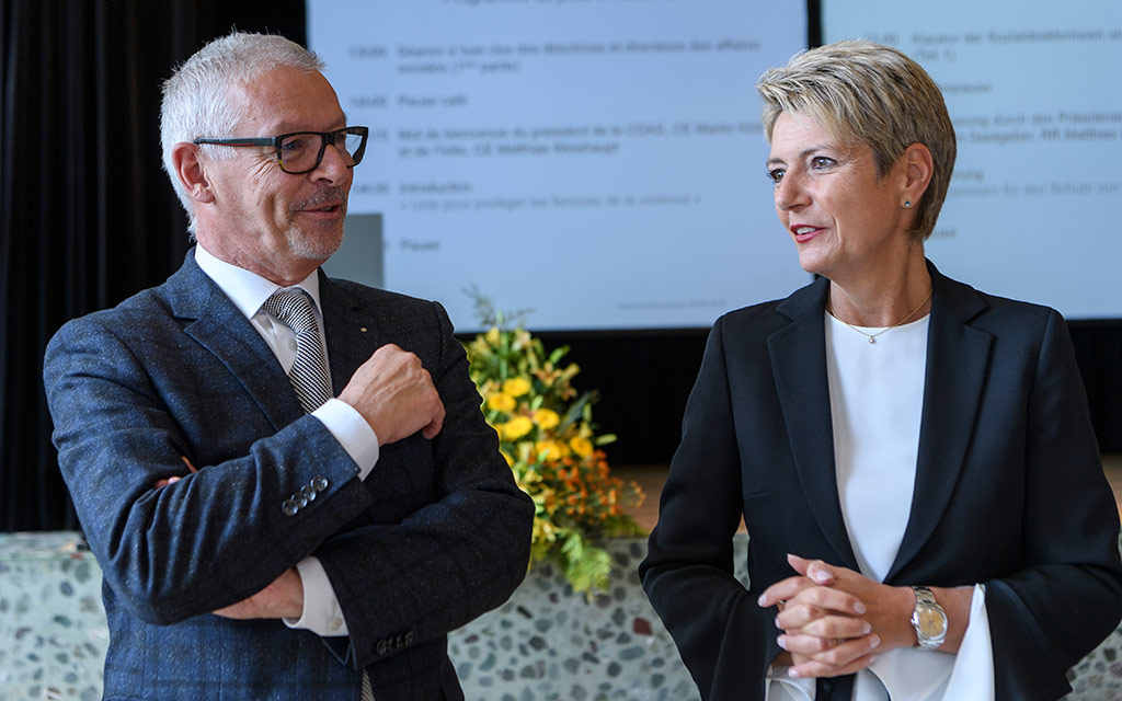 La consigliera federale Karin Keller Sutter a colloquio con il consigliere di Stato Martin Klöti, presidente della CDOS