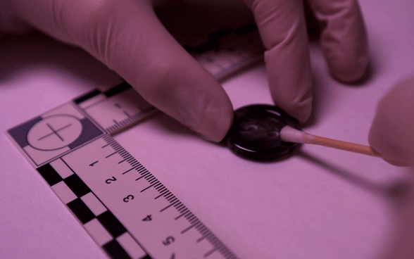 Messa al sicuro di una traccia di DNA (foto: fedpol)